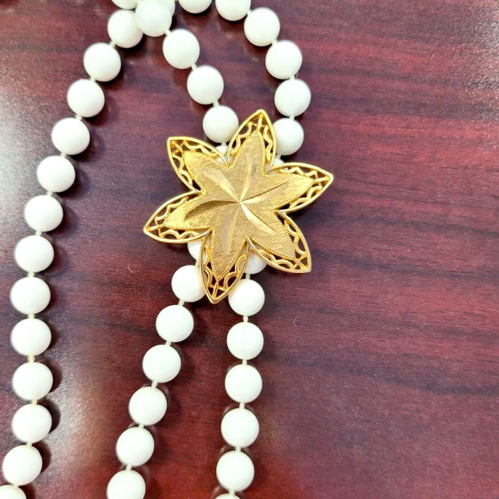 Sarah Coventry Vintage Pendant - White Charmer - 1975